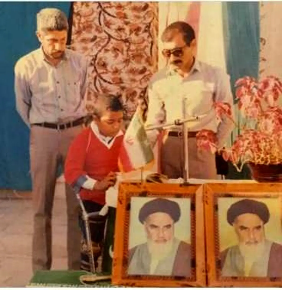 قرآن خواندن رضا صادقی در دوران مدرسه/ عکس