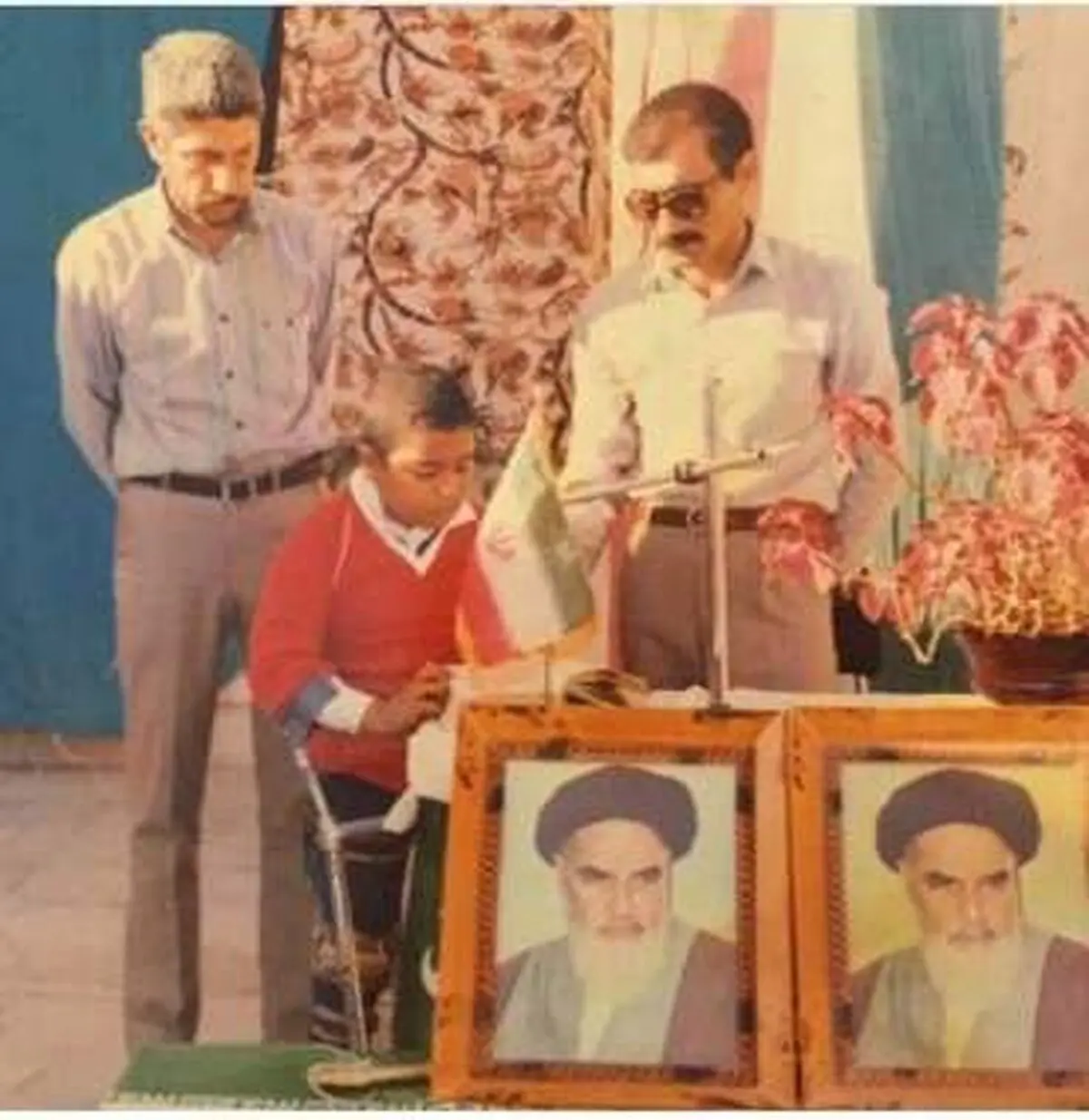 قرآن خواندن رضا صادقی در دوران مدرسه/ عکس