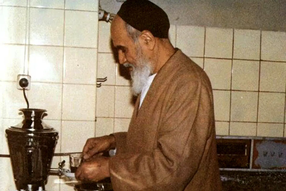 حضرت امام خمینی (ره) در حال ریختن چای در آشپزخانه