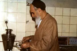 حضرت امام خمینی (ره) در حال ریختن چای در آشپزخانه