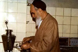 حضرت امام خمینی (ره) در حال ریختن چای در آشپزخانه