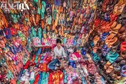 عکسی دیدنی از یک فروشگاه محلی دمپایی