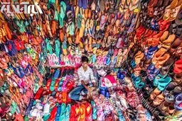 عکسی دیدنی از یک فروشگاه محلی دمپایی