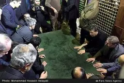 بر مزار آیت‌الله/عکس