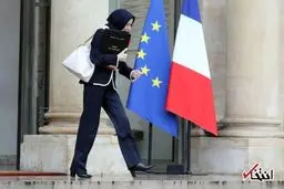 حجاب وزیر دفاع فرانسه هنگام خروج از کاخ الیزه/تصاویر