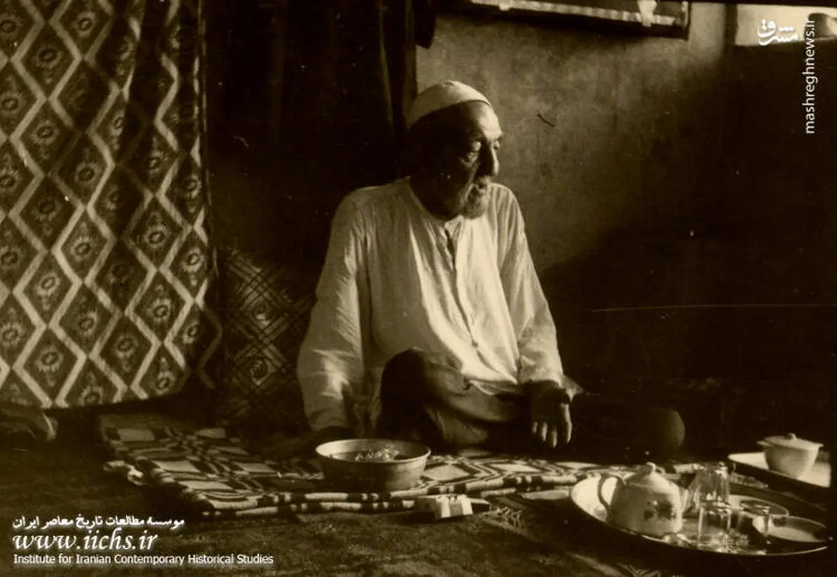 عکسی کمتر دیده شده از آیت الله مدرس در یک اتاق ساده