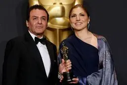 اسکار اصغر فرهادی در دستان انوشه انصاری و فیروز نادری/عکس