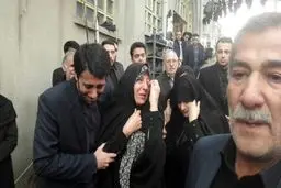 اشکهای فاطمه هاشمی در سوگ پدر/عکس