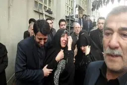 اشکهای فاطمه هاشمی در سوگ پدر/عکس