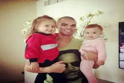 ستاره فوتبال در کنار دو دختر زیبایش +عکس