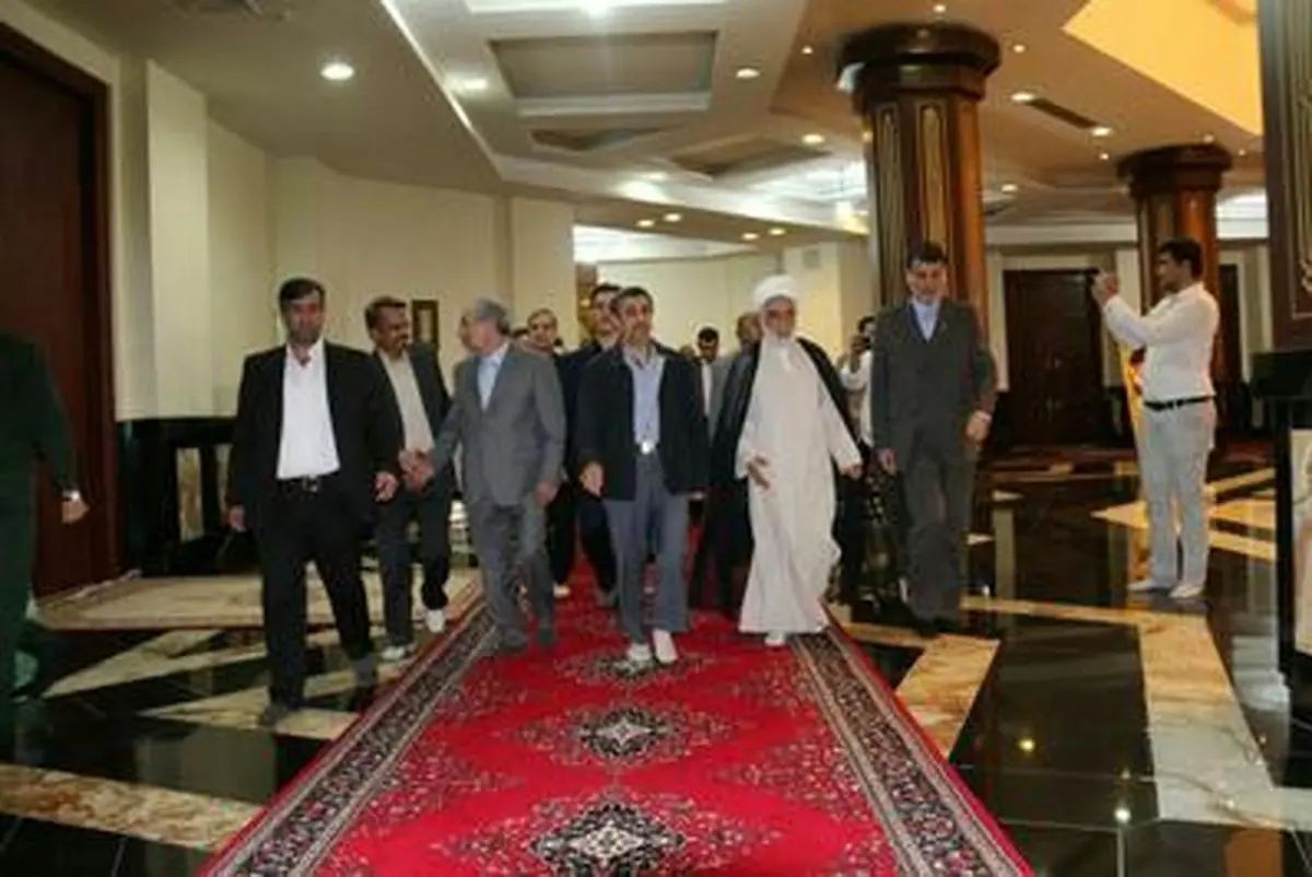 حضور احمدی نژاد و نزدیکانش در حرم امام خمینی به مناسبت هفته دولت!/ تصاویر