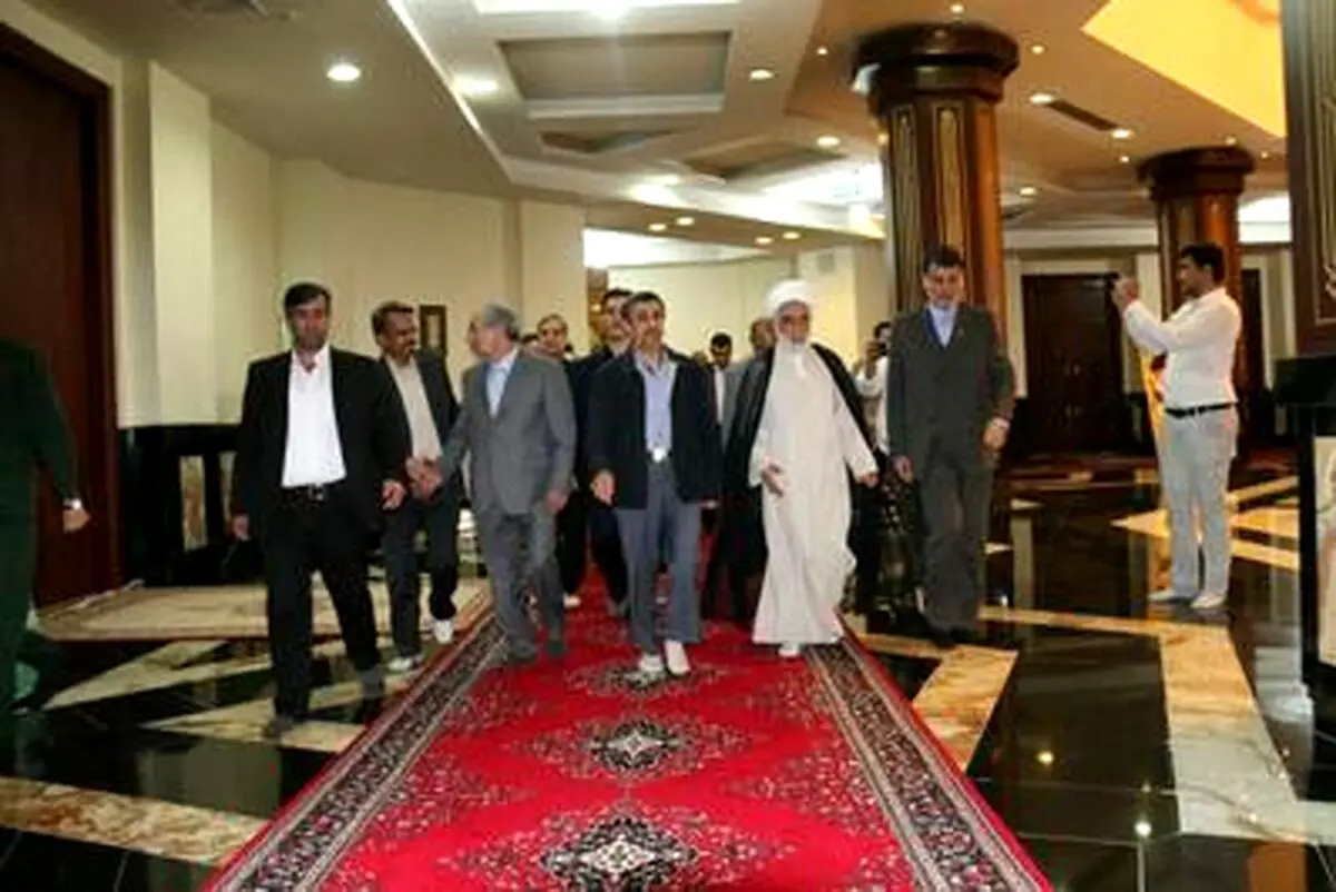 حضور احمدی نژاد و نزدیکانش در حرم امام خمینی به مناسبت هفته دولت!/ تصاویر