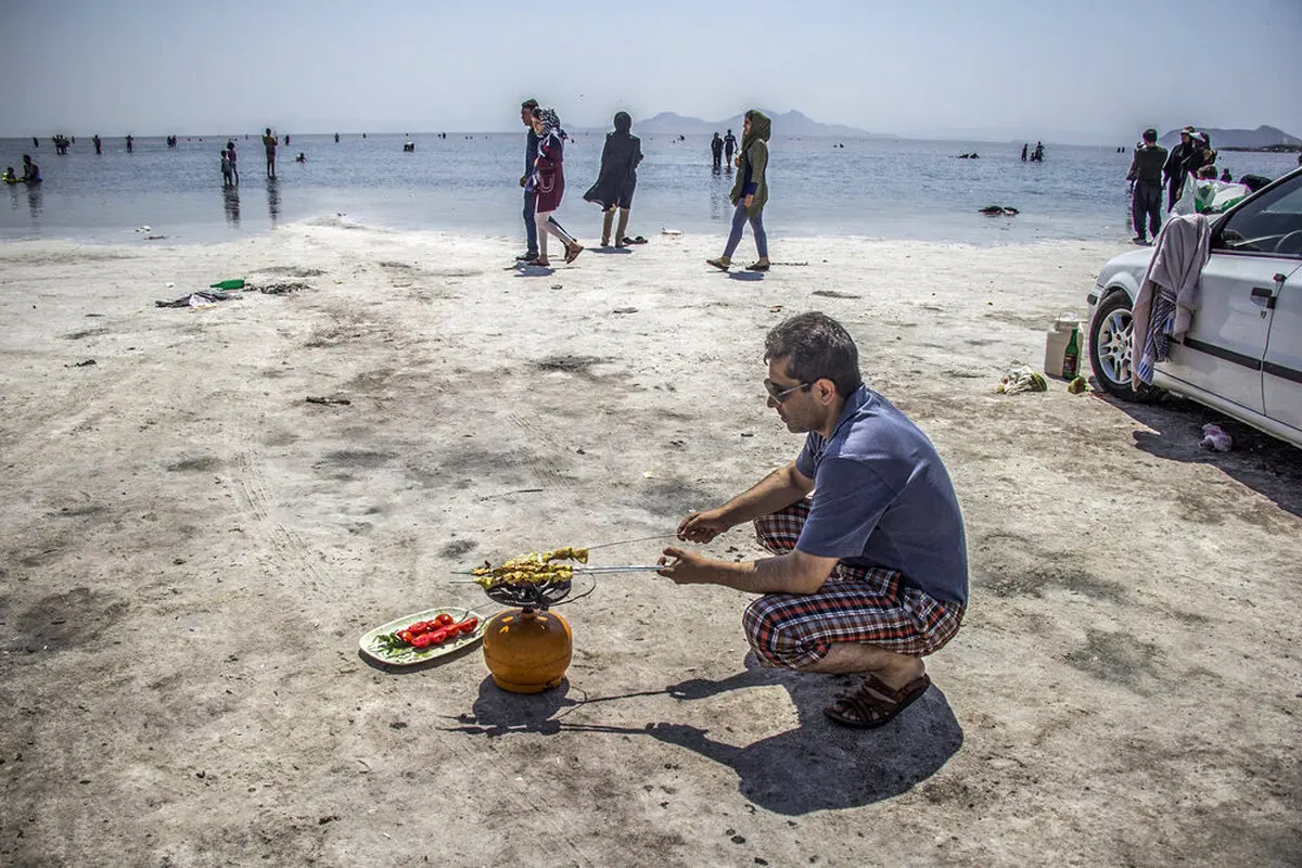 گردشگران تابستانی در کنار دریاچه ارومیه