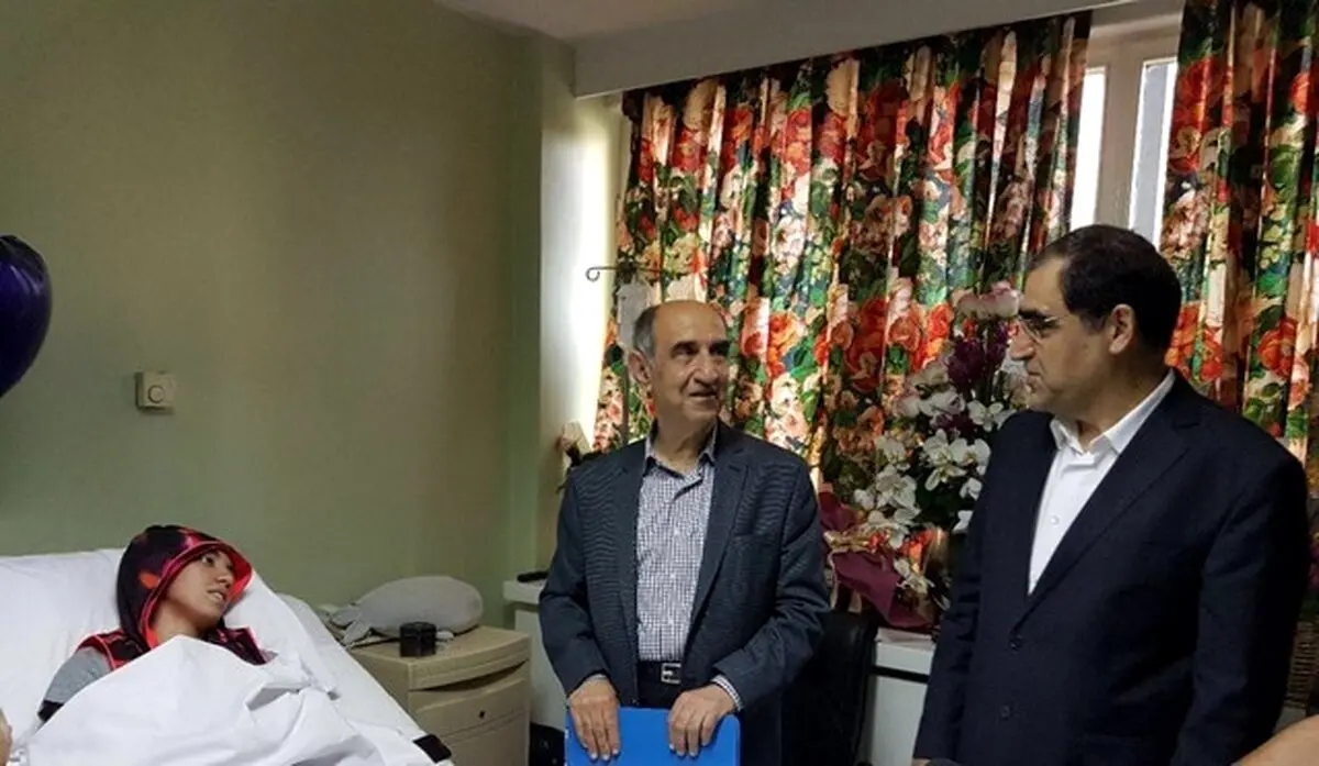 عیادت وزیر بهداشت از کیمیا علیزاده/عکس