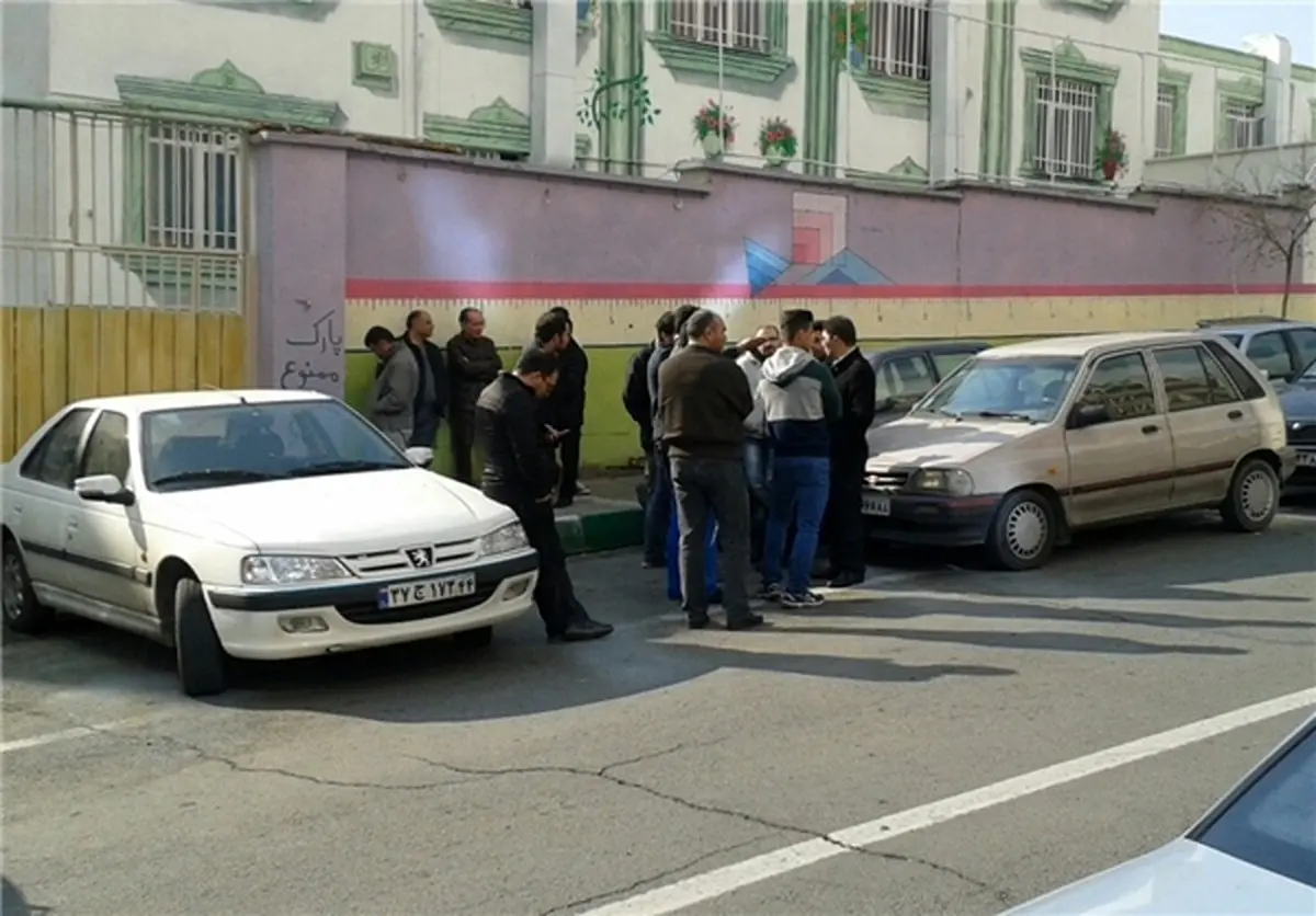 تجمع هواداران استقلال مقابل باشگاه/شعار در حمایت قلعه‌نویی و انتقاد از تیموریان+عکس