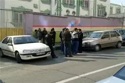 تجمع هواداران استقلال مقابل باشگاه/شعار در حمایت قلعه‌نویی و انتقاد از تیموریان+عکس