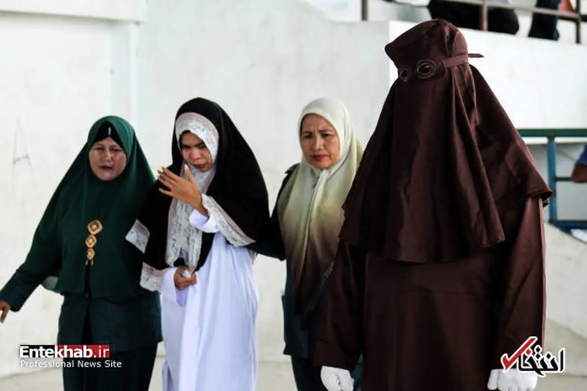 تصاویری از مجازات زنان و مردان متخلف توسط پلیس در اندونزی