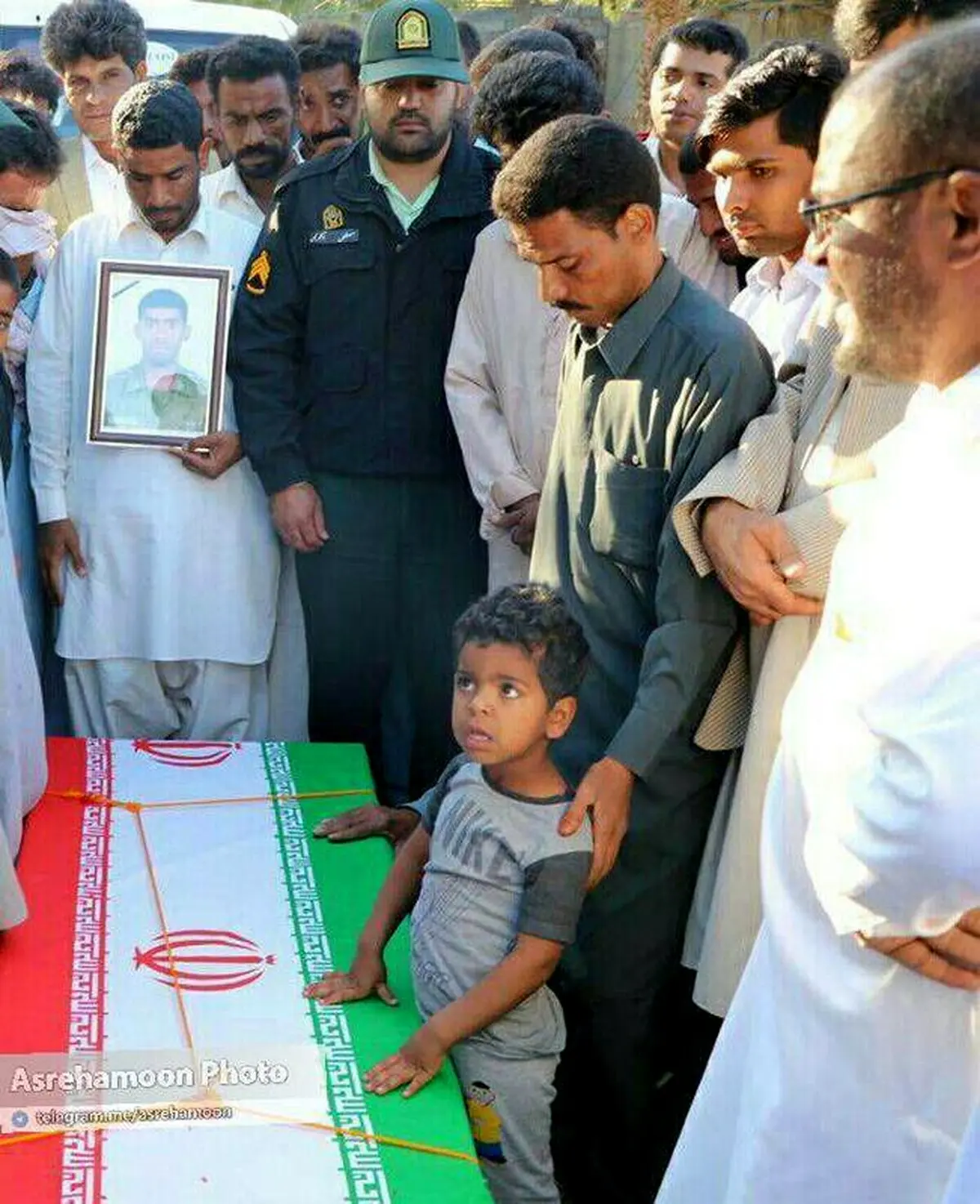 فرزند خردسال شهید اهل سنت حادثه تروریستی چابهار در کنار تابوت پدر / عکس
