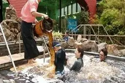 استخر چای سبز و نوشابه در ژاپن!+عکس