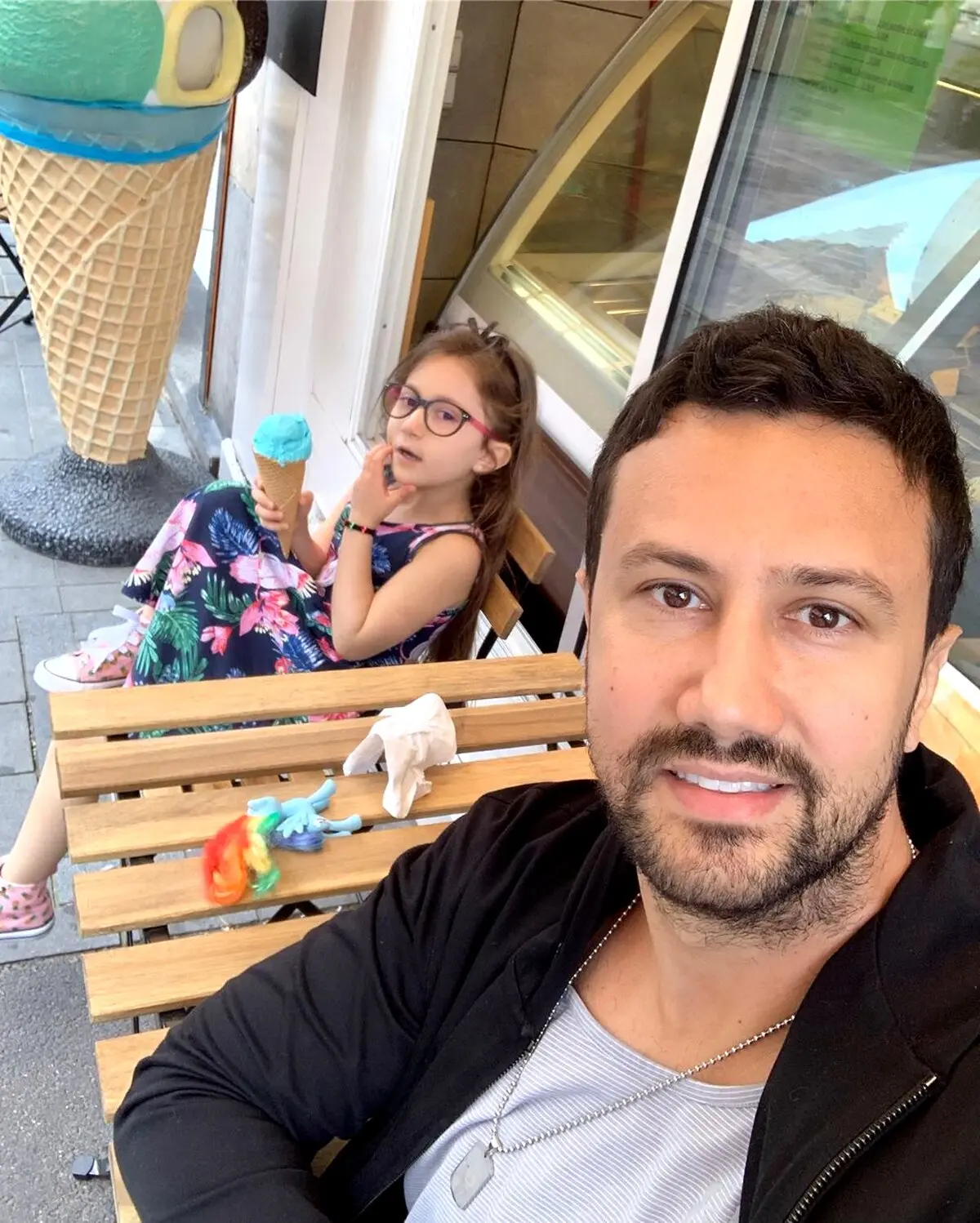 سلفی شاهرخ استخری همراه دخترش پناه