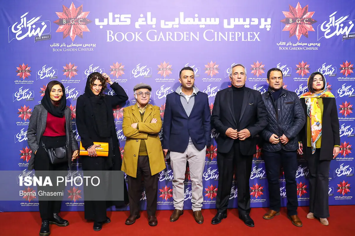 عکس: تصویری جدید از بازیگران و کارگردان سريال نهنگ آبی