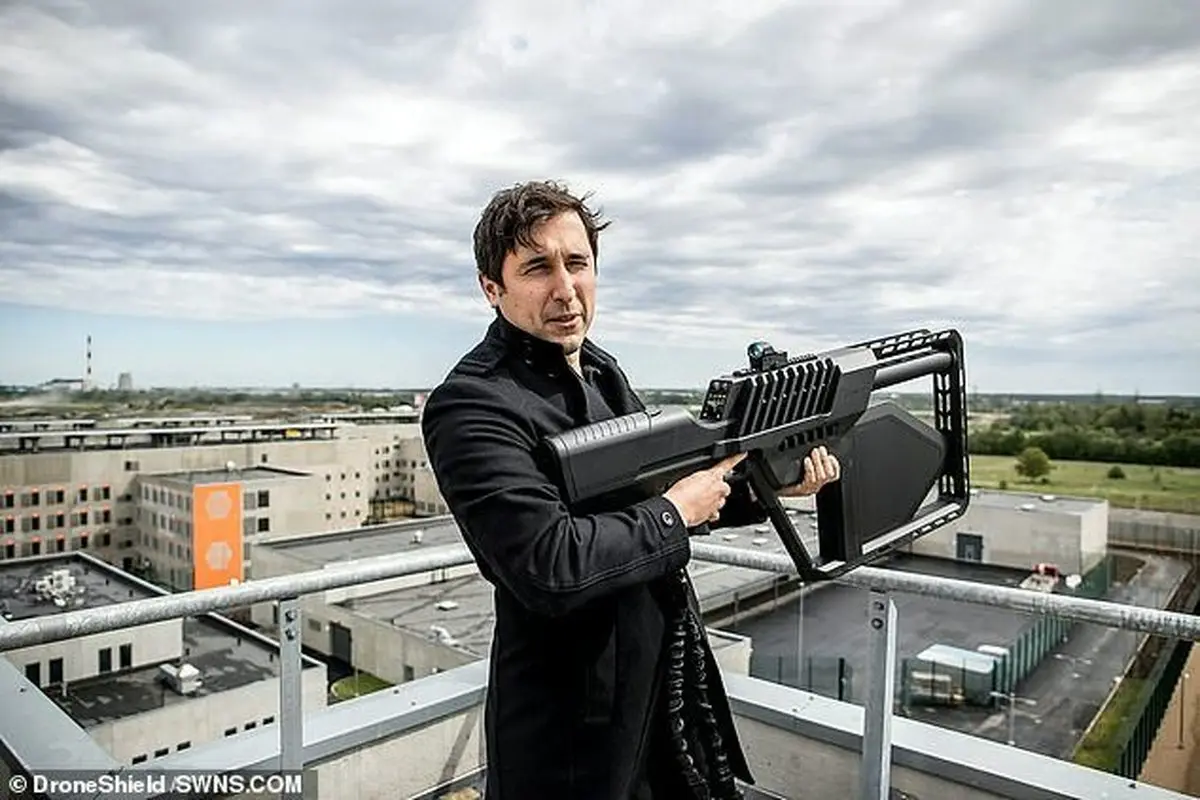 اسلحه‌ای که پهپادها را کنترل می‌کند + عکس