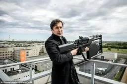 اسلحه‌ای که پهپادها را کنترل می‌کند + عکس