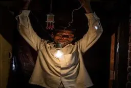 تصاویر/مرد برق‌خوار!