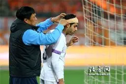 مدافع ایرانی  با آمبولانس راهی بیمارستان شد+تصویر