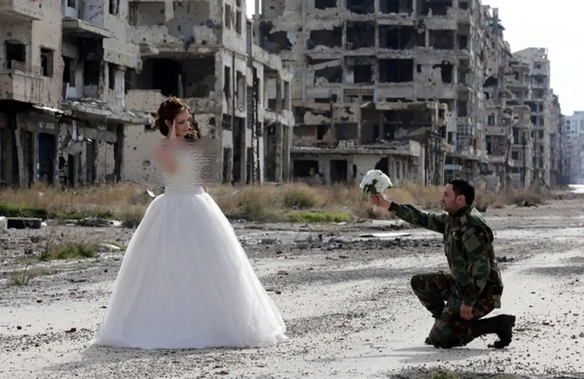 عروس و داماد وسط خرابه‌های جنگ/عکس