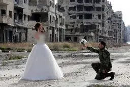 عروس و داماد وسط خرابه‌های جنگ/عکس