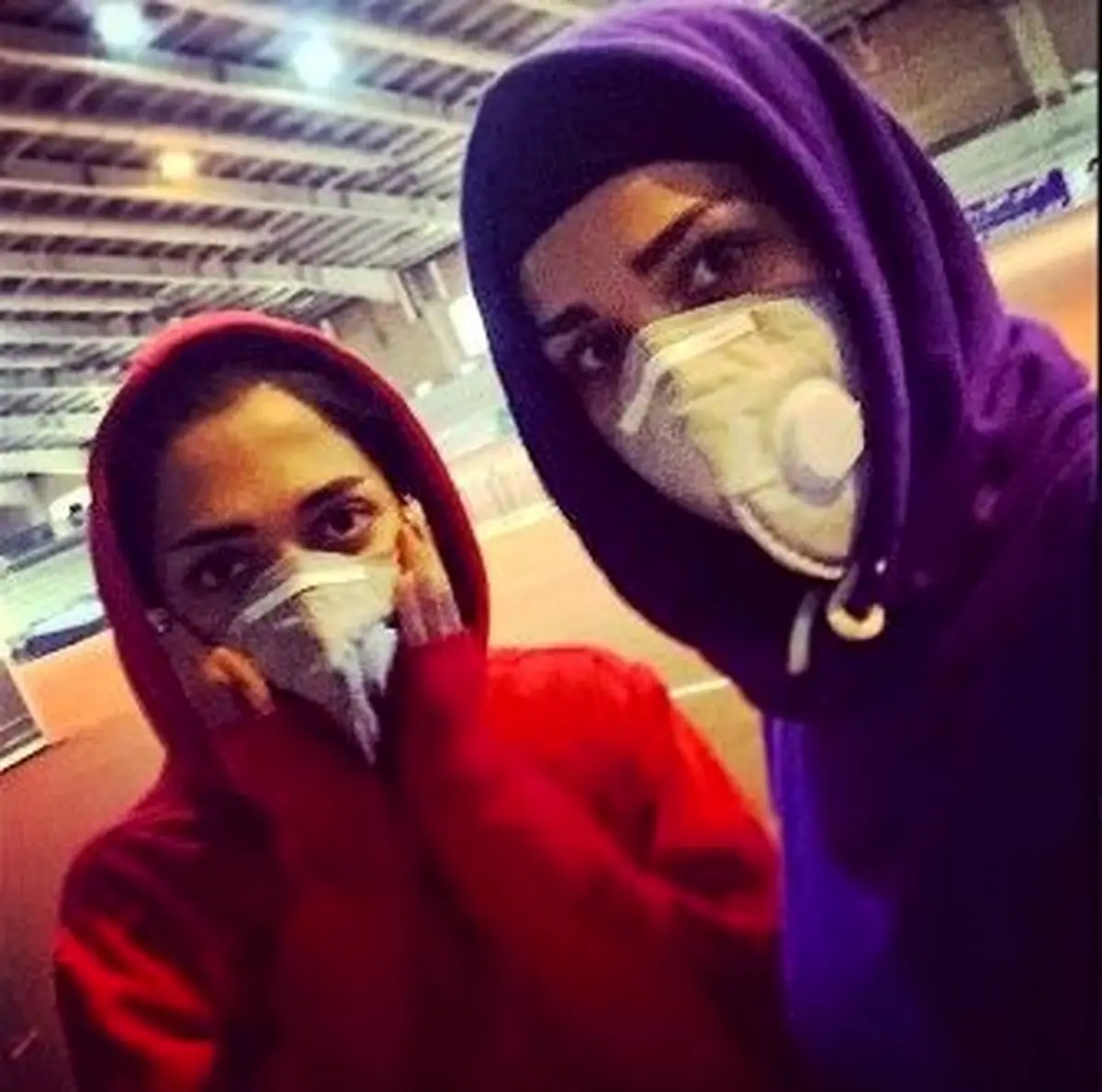 تصویری از تمرین بانوان دوومیدانی با ماسک روی صورت