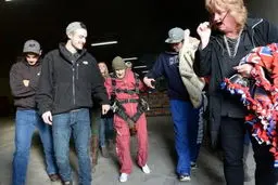 تصاویر پرش پیرزن 100 ساله از هلیکوپتر