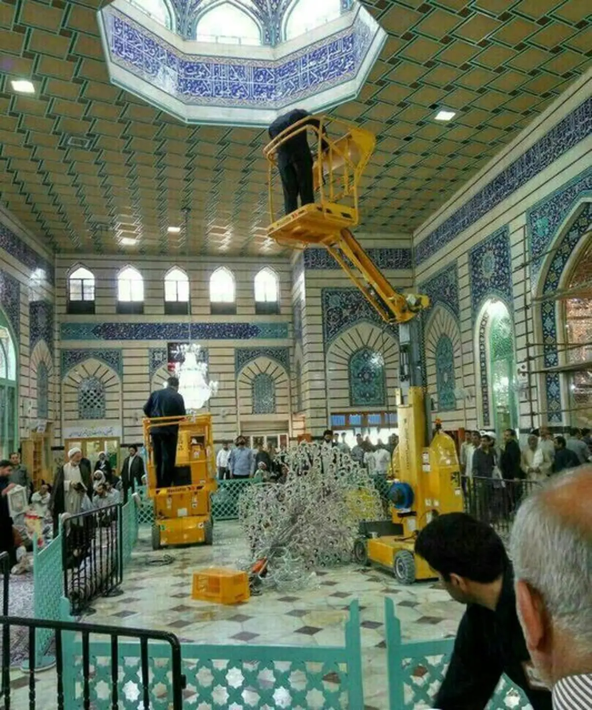 سقوط چلچراغ حرم حضرت معصومه(س)/ عکس