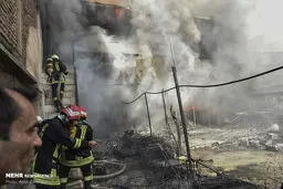 حریق در کارگاه تولید تزئینات خودرو در شیراز / تصاویر