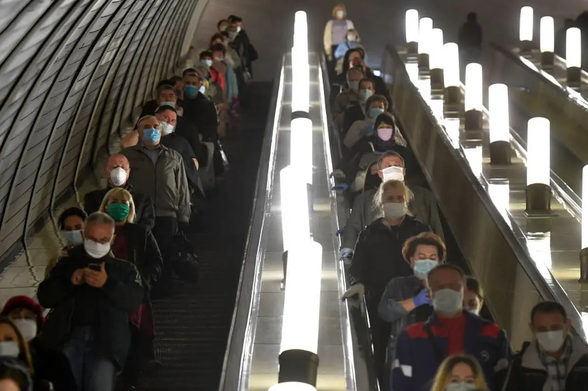 رعایت فاصله گذاری اجتماعی به شیوه روس ها + عکس