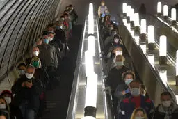 رعایت فاصله گذاری اجتماعی به شیوه روس ها + عکس