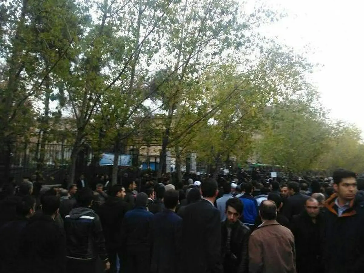 پیکر آیت الله وارد مصلای دانشگاه تهران شد/عکس