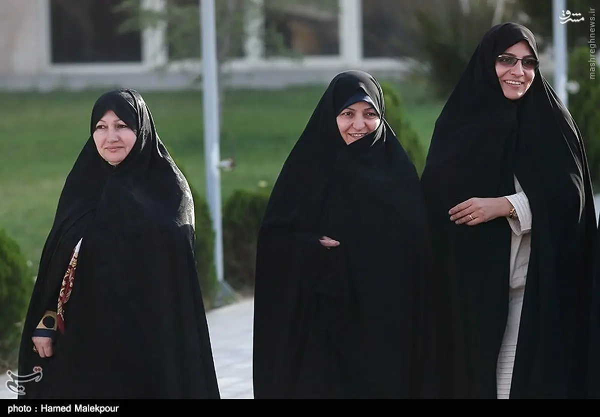 استقبال همسران شهدای هسته‌ای از ظریف/ عکس