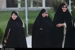 استقبال همسران شهدای هسته‌ای از ظریف/ عکس