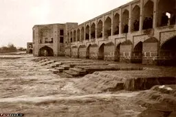 تصویری از زاینده رود و سی و سه پل در عصر قاجار