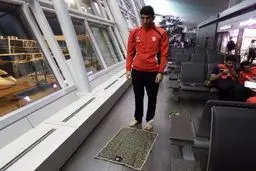 نماز خواندن دروازه بان تیم ملی در فرودگاه سئول / عکس