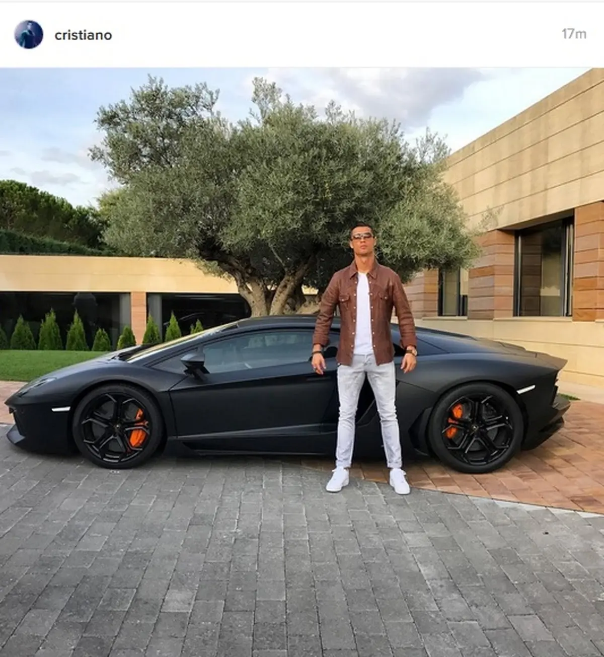 ژست خاص رونالدو در کنار خودرو لوکس‌اش/عکس