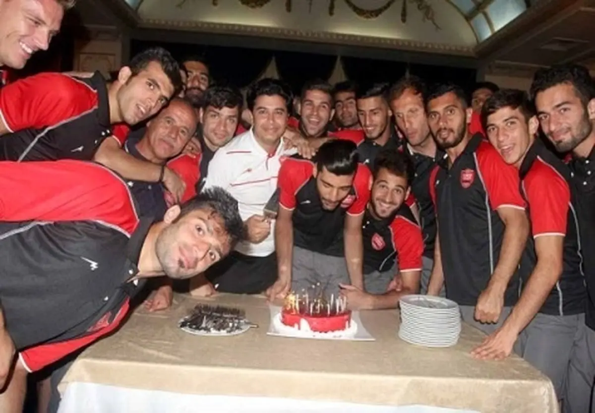 تصویری از جشن تولد مهدی طارمی و کیک تولد قرمزش در اردوی پرسپولیس