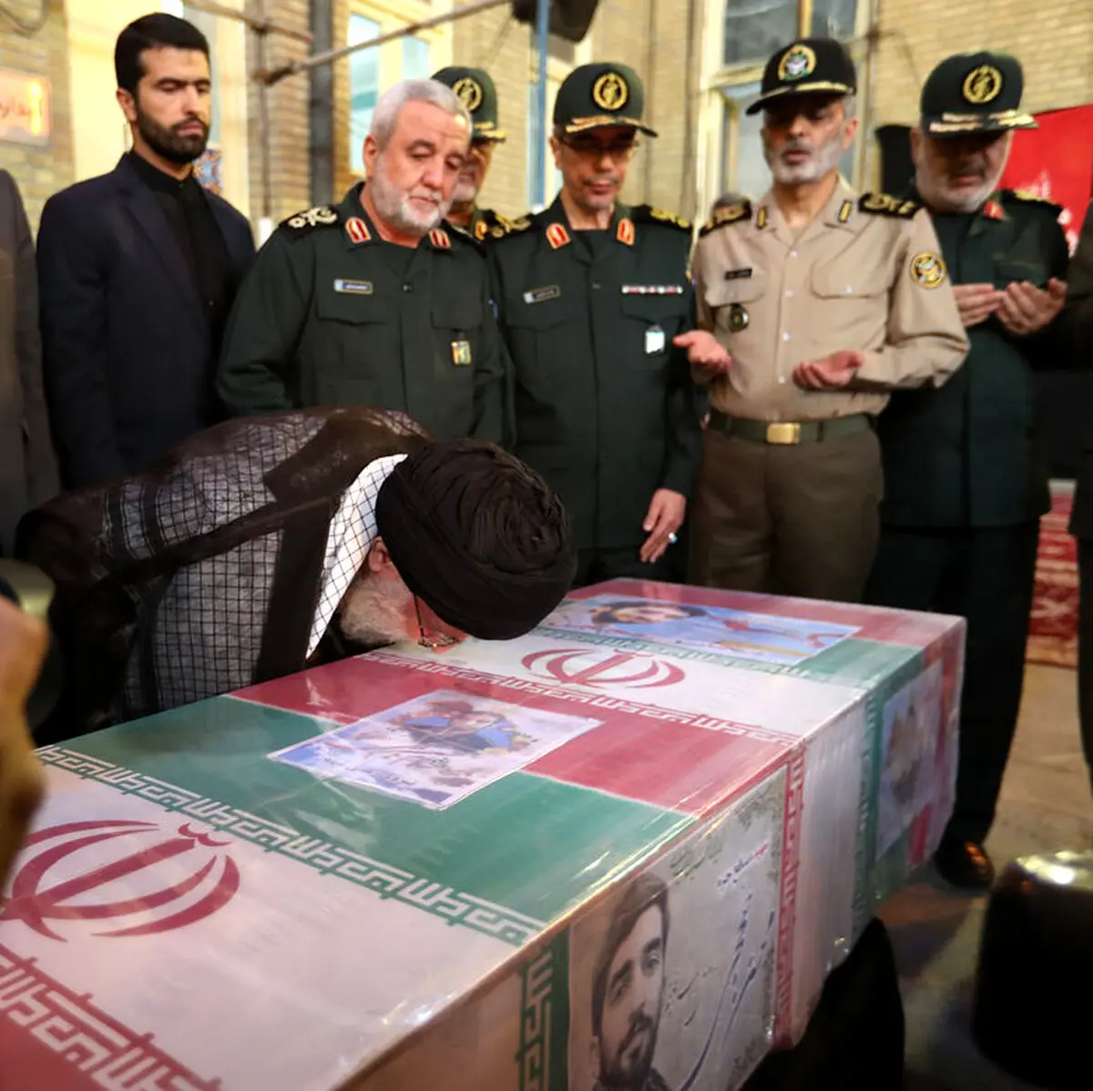 وداع سحرگاهی رهبر انقلاب با پیکر شهید حججی /تصاویر