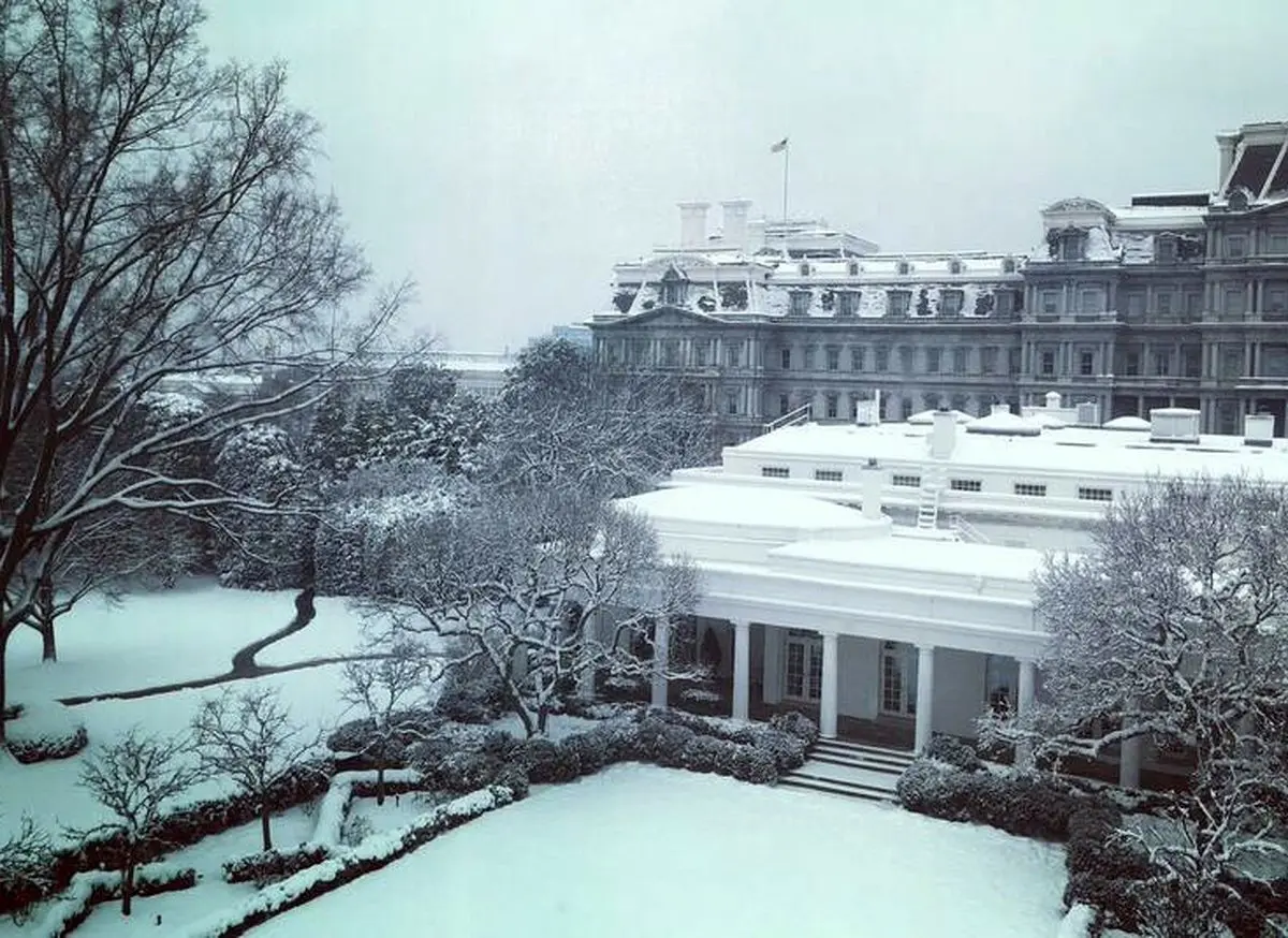 ملانیا ترامپ در روز برفی کاخ سفید/ عکس