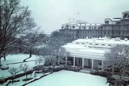 ملانیا ترامپ در روز برفی کاخ سفید/ عکس