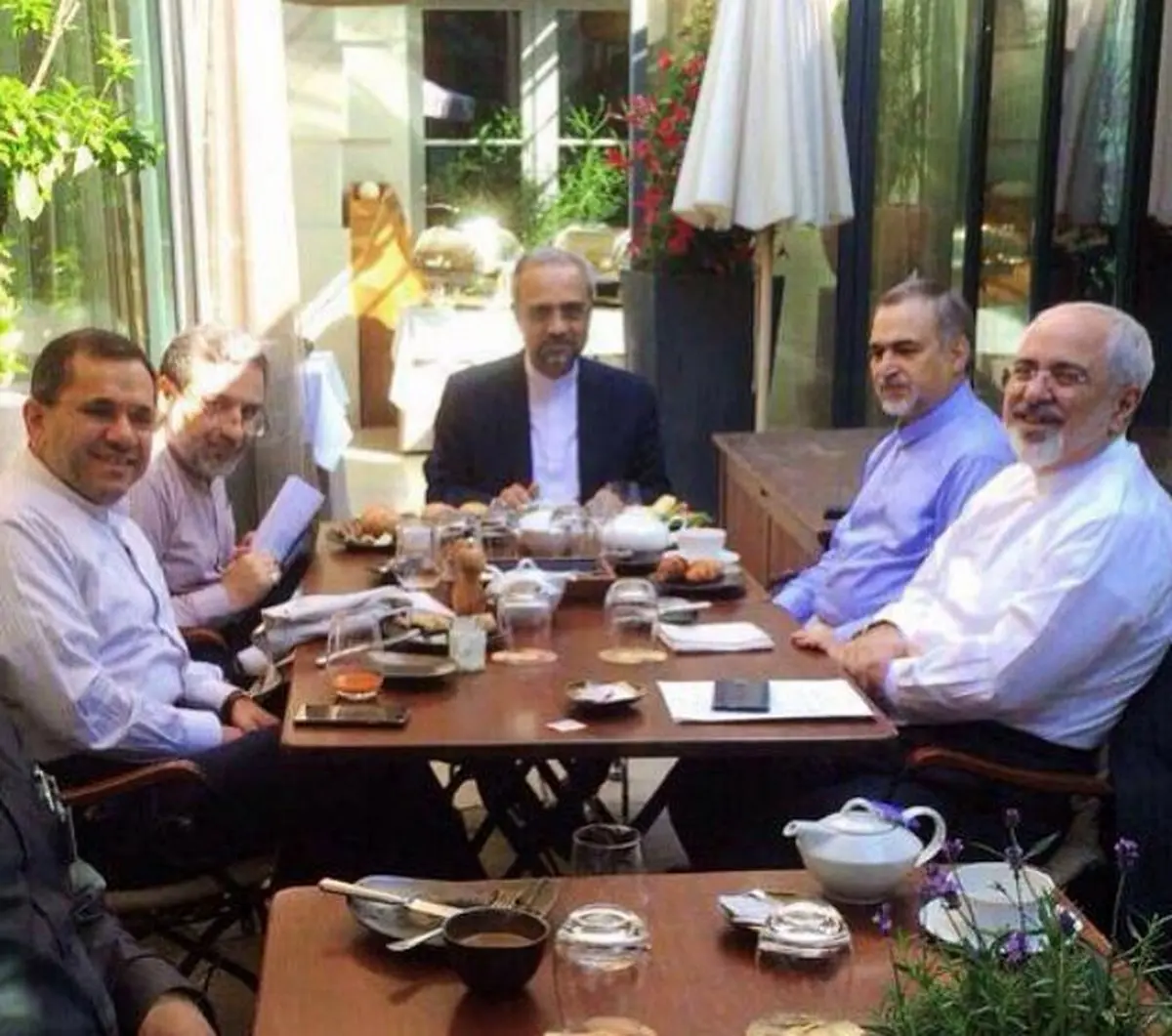 صبحانه کاری ظریف، نهاوندیان و برادر روحانی در وین/ عکس