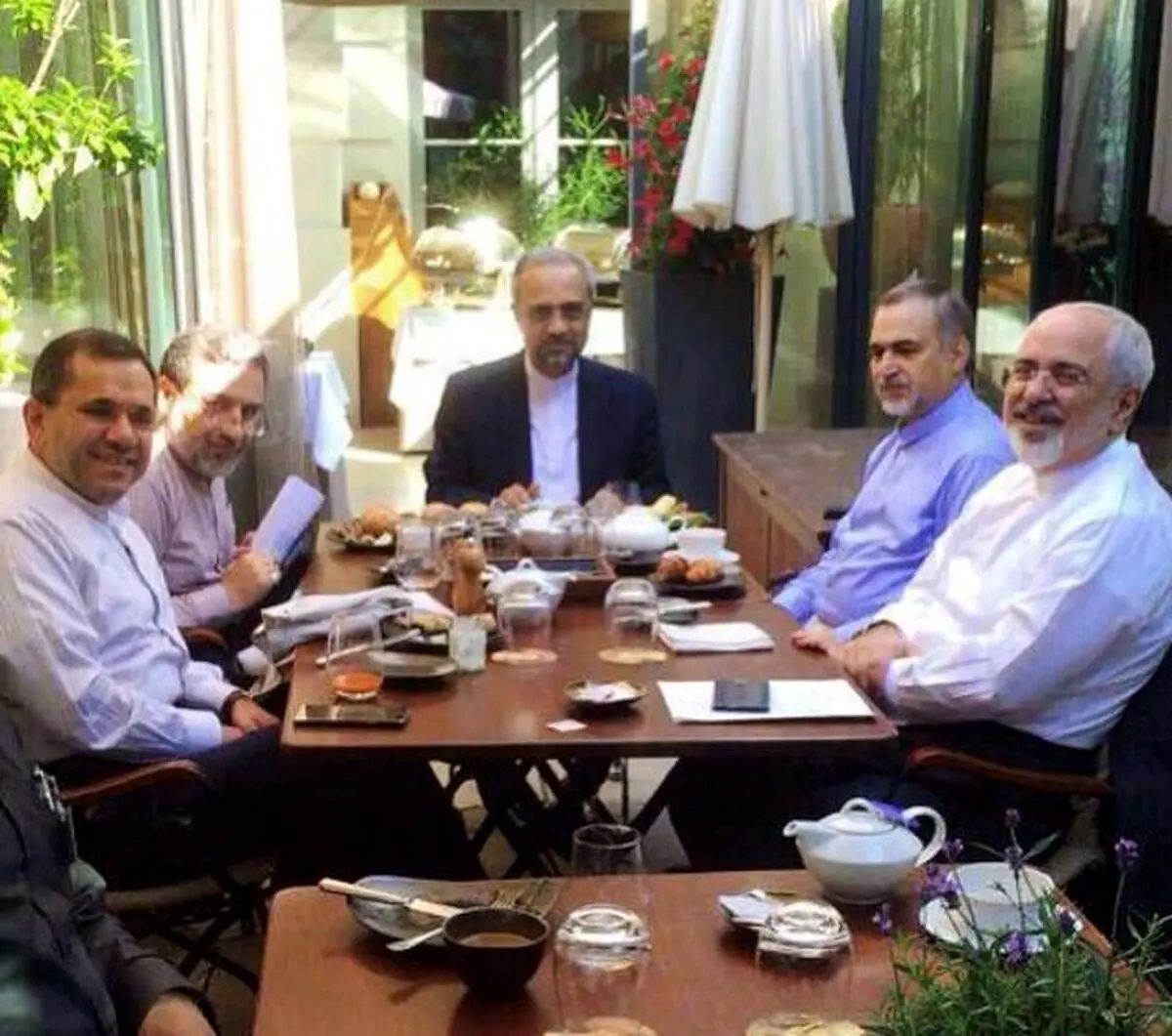 صبحانه کاری ظریف، نهاوندیان و برادر روحانی در وین/ عکس