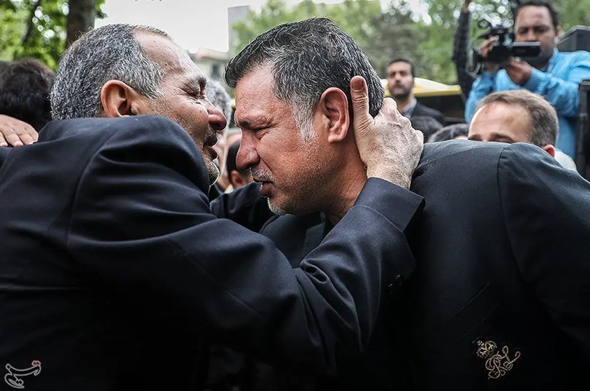 عکس/ حضور علی دایی در مراسم تشییع مادر شهیدان تهرانی مقدم
